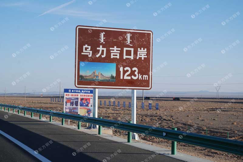 京新高速環(huán)氧鋅基護欄案例 - 中出網(wǎng)-智能出入口與停車充電門戶