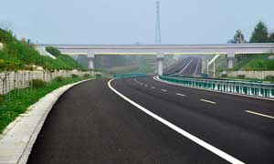 陜西省西臨路翻新熱鍍鋅+浸塑護(hù)欄案例 - 中出網(wǎng)-智能出入口與停車充電門戶