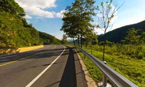 山東省濰坊206國道鍍鋅鋼護欄案例 - 中出網(wǎng)-智能出入口與停車充電門戶