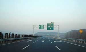 濟青高速改造工程熱鍍鋅護欄案例 - 中出網(wǎng)-智能出入口與停車充電門戶