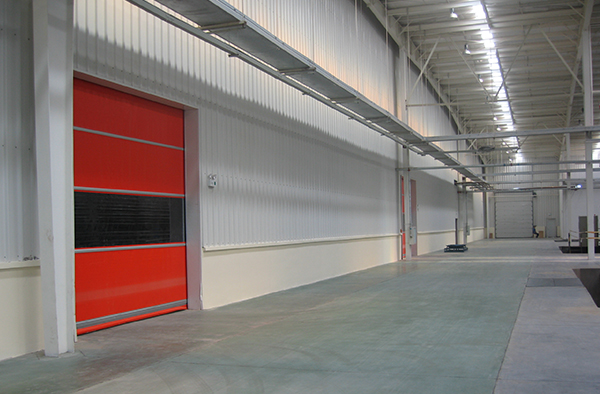 賽輪輪胎車間快速卷簾門 - 中出網(wǎng)-智能出入口與停車充電門戶