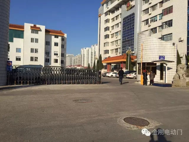 煙臺回里鎮(zhèn)人民政府伸縮門工程案例 - 中出網-智能出入口與停車充電門戶