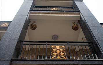 黑紗紋護欄配金R花藝