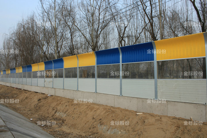 大廣高速固安段聲屏障護欄案例 - 中出網(wǎng)-智能出入口與停車充電門戶