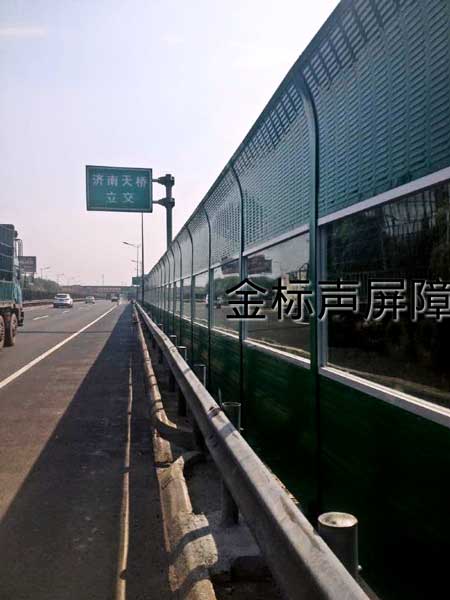 濟南立交橋聲屏障護(hù)欄案例 - 中出網(wǎng)-智能出入口與停車充電門戶