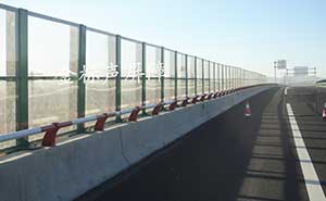 赤茅高速橋梁段全透明聲屏障護欄案例 - 中出網(wǎng)-智能出入口與停車充電門戶