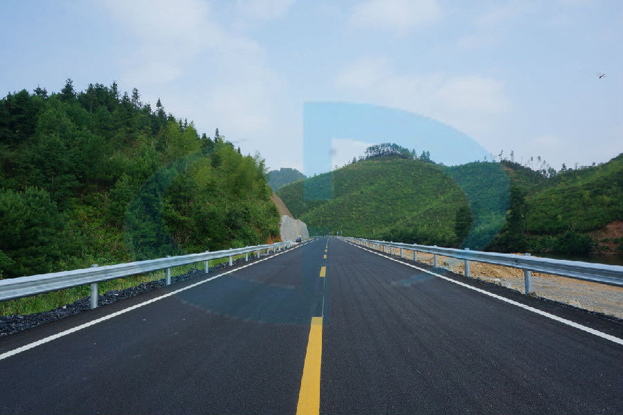 浙江淳楊公路護(hù)欄案例 - 中出網(wǎng)-智能出入口與停車充電門戶