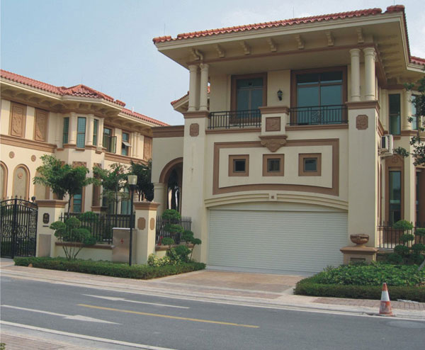 建華花園別墅區(qū)開門機案例 - 中出網(wǎng)-智能出入口與停車充電門戶