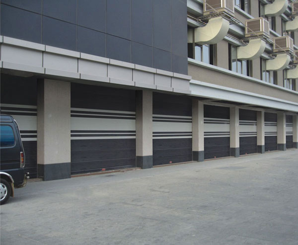 大潤(rùn)發(fā)商業(yè)廣場(chǎng)開(kāi)門(mén)機(jī)案例 - 中出網(wǎng)-智能出入口與停車(chē)充電門(mén)戶(hù)