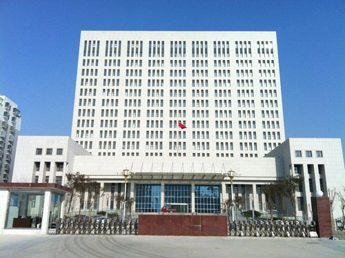 汶上國(guó)防大廈伸縮門工程案例 - 中出網(wǎng)-智能出入口與停車充電門戶