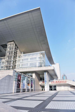 上海大劇院自動門案例 - 中出網(wǎng)-智能出入口與停車充電門戶