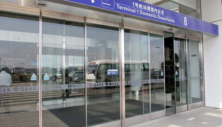 北京首都國際機(jī)場自動門案例 - 中出網(wǎng)-智能出入口與停車充電門戶