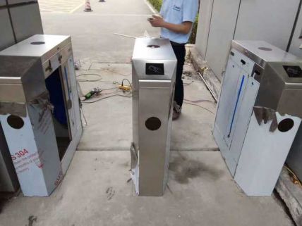 車庫(kù)出入系統(tǒng)道閘