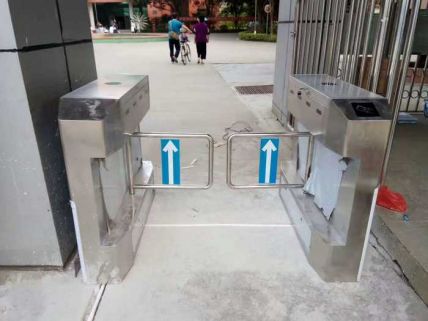 車(chē)庫(kù)出入系統(tǒng)道閘