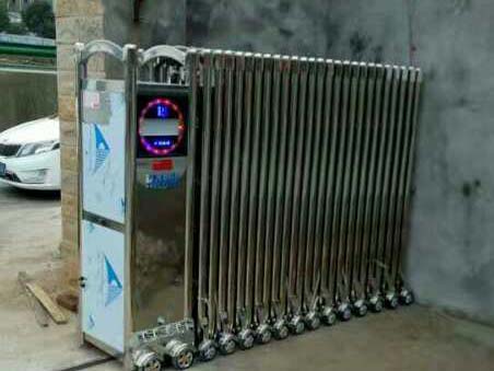 銀三角鴻運(yùn)機(jī)械伸縮門案例 - 中出網(wǎng)-智能出入口與停車充電門戶