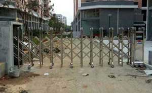 修水縣太陽升鎮(zhèn)第三安置小區(qū)伸縮門案例 - 中出網(wǎng)-智能出入口與停車充電門戶