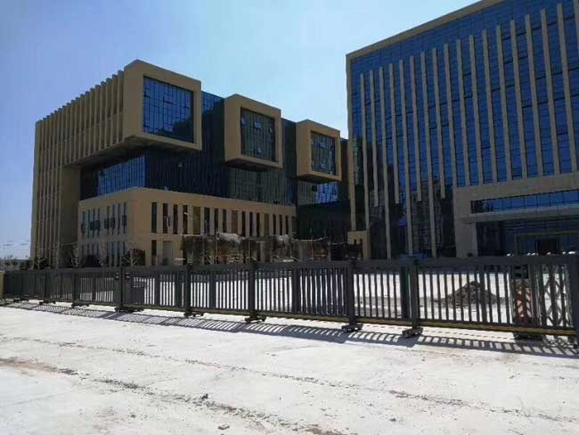 重慶兩江新區(qū)汽車零部件產(chǎn)業(yè)園伸縮門案例 - 中出網(wǎng)-智能出入口與停車充電門戶