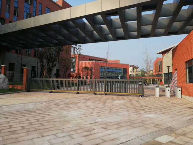 重慶市竹林中學(xué)校段滑門案例 - 中出網(wǎng)-智能出入口與停車充電門戶