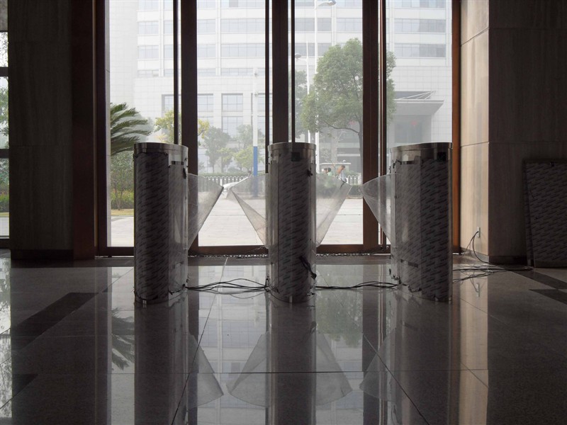 廈門廬山大酒店通道閘案例 - 中出網(wǎng)-智能出入口與停車充電門戶