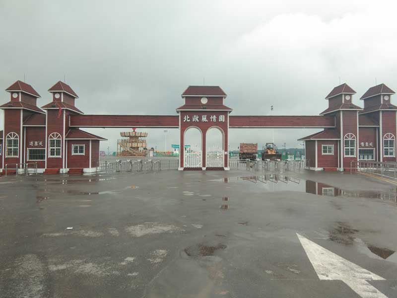 北歐風情園通道閘案例 - 中出網-智能出入口與停車充電門戶