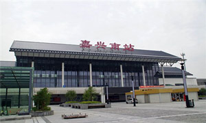 嘉興高鐵站電動卷簾門案例 - 中出網(wǎng)-智能出入口與停車充電門戶