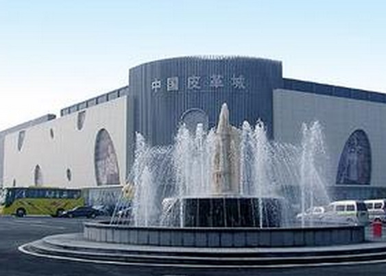 海寧皮革城水晶卷簾門案例 - 中出網(wǎng)-智能出入口與停車充電門戶