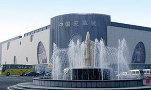 海寧皮革城水晶卷簾門案例 - 中出網(wǎng)-智能出入口與停車充電門戶