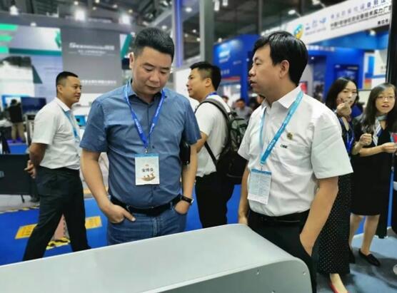 客戶對(duì)于互鎖門先進(jìn)的安全防范作用表現(xiàn)出濃厚興趣