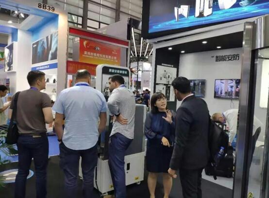 客戶對(duì)于互鎖門先進(jìn)的安全防范作用表現(xiàn)出濃厚興趣