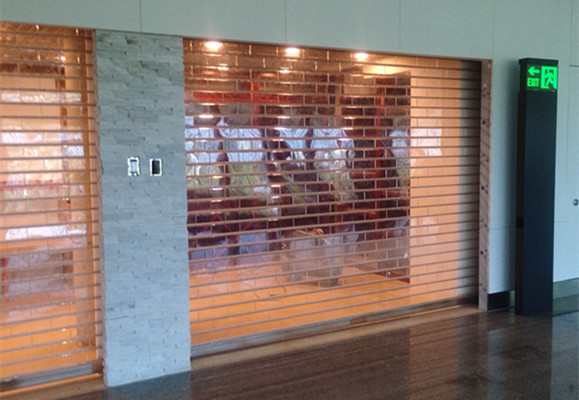 南寧機場水晶卷簾門案例 - 中出網-智能出入口與停車充電門戶