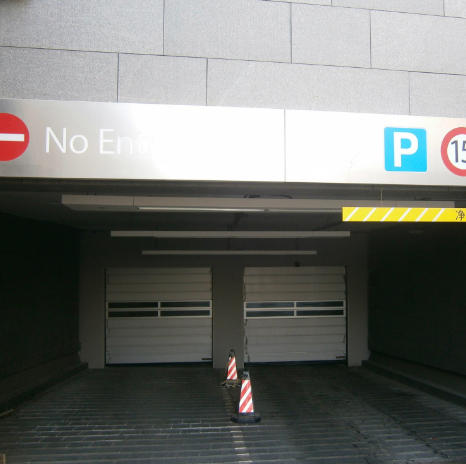 地下室自動車庫門