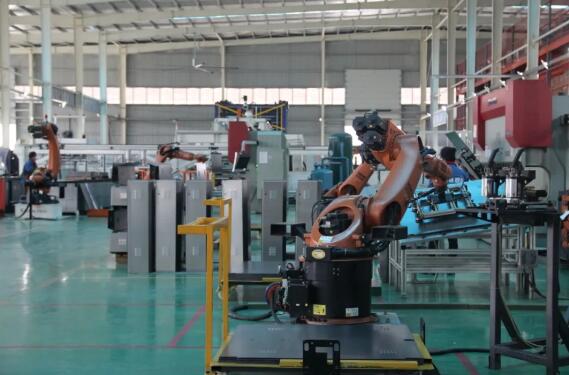 一手抓生產(chǎn)，有序有力，加速復(fù)產(chǎn)