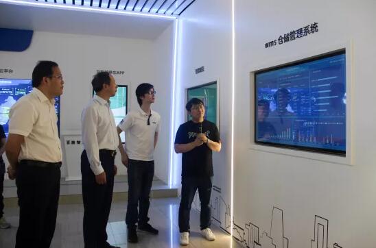 領(lǐng)導(dǎo)一行通過智慧工廠平臺查看百勝工廠運(yùn)營狀況