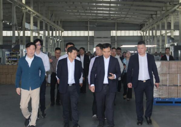 江西省委、省青年企業(yè)家協(xié)會(huì)嘉賓一行實(shí)地考察百勝小藍(lán)制造基地生產(chǎn)車間