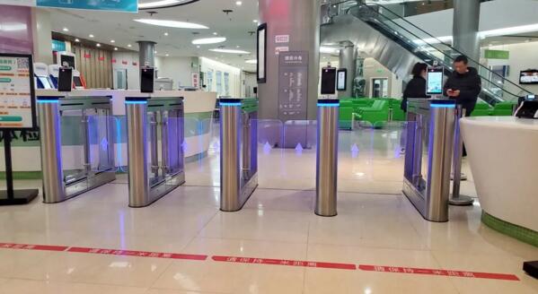 百勝提供的通道擺閘及健康碼人臉測溫識(shí)別一體機(jī)解決方案