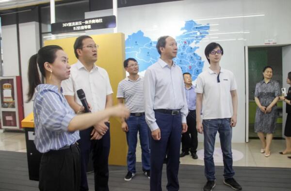 省商務(wù)廳領(lǐng)導(dǎo)一行了解百勝升降地柱的檢驗認證情況