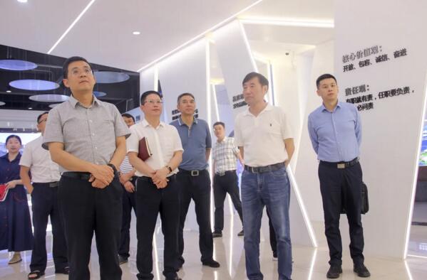 省金融監(jiān)管局副局長駱小林等領導一行在董事長劉潤根的陪同下參觀了公司展廳