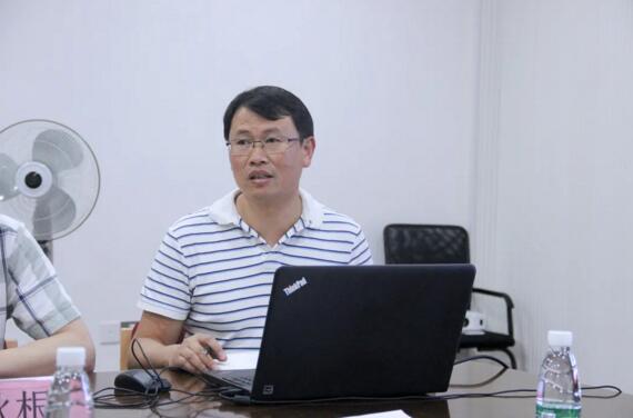 公司副總經理熊祥向省金融監(jiān)管局、市金融辦領導一行匯報了城市級智慧停車項目的綜合解決方案