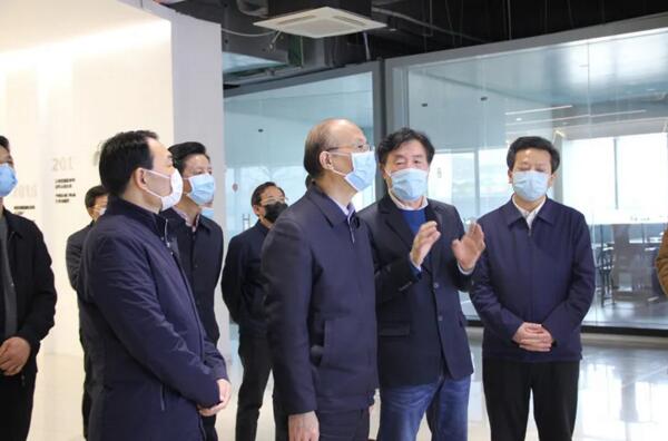 省委常委、副省長吳曉軍聽取劉潤根介紹公司“智慧工廠”建設(shè)