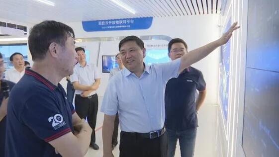 市委常委、市委組織部部長(zhǎng)李鎮(zhèn)發(fā)詳細(xì)了解百勝基于出入口人車智慧管理的系統(tǒng)解決方案