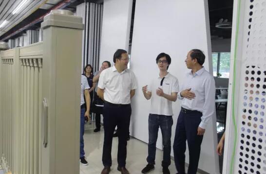 劉副總向領(lǐng)導(dǎo)一行介紹產(chǎn)品的特性、優(yōu)勢(shì)及應(yīng)用場(chǎng)景