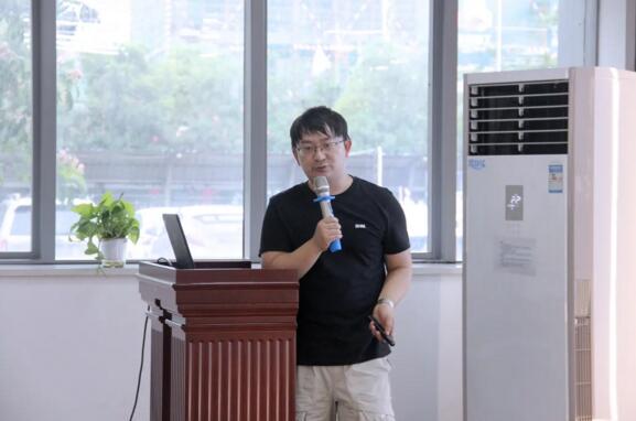 軟件部總監(jiān)萬紹華向協(xié)會領(lǐng)導一行匯報了百勝城市級智慧停車解決方案