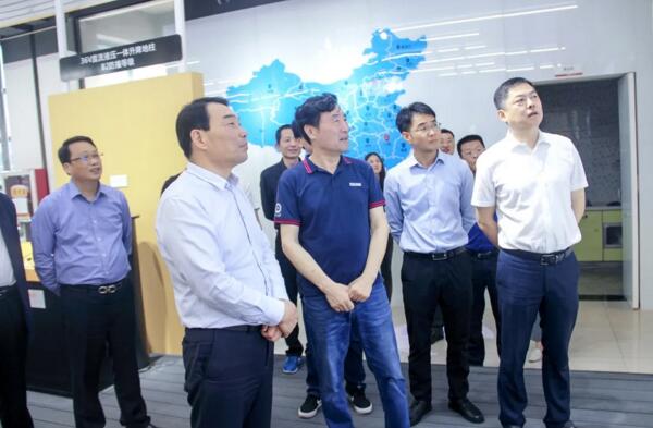 劉董向縣委書記熊運(yùn)浪介紹升降地柱的應(yīng)用案例