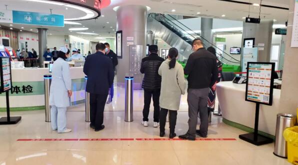 百勝提供的通道擺閘及健康碼人臉測溫識別一體機(jī)解決方案
