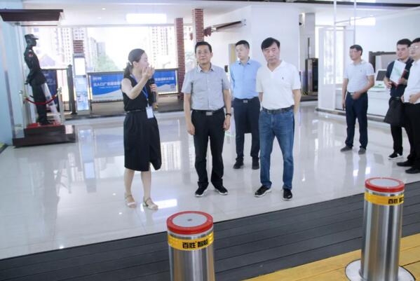 副局長(zhǎng)駱小林高度肯定36V升降地柱在平安校園的應(yīng)用