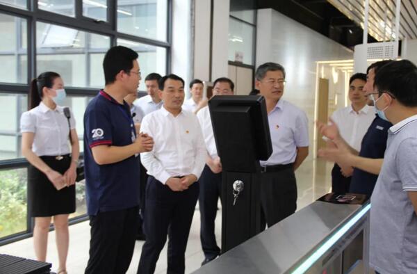 劉董向省紀(jì)委書記馬森述介紹“昌通碼”終端掃碼儀