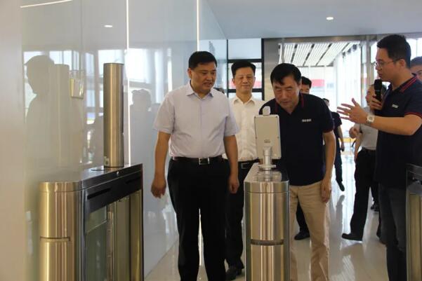 市委常委、市委組織部部長李鎮(zhèn)發(fā)一行在劉潤根董事長的陪同下參觀了形象展示廳