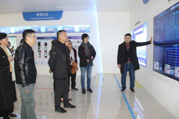 軟件開發(fā)部部長萬紹華向通信學會領導及企業(yè)家等領導一行詳細介紹了百勝基于出入口人車智慧管理的系統解決方案