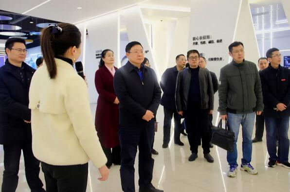 南航黨委領導一行了解公司情況