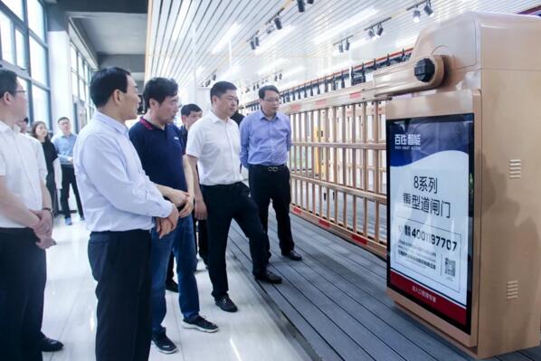 縣委書記熊運(yùn)浪了解重型道閘門系列的市場(chǎng)應(yīng)用情況